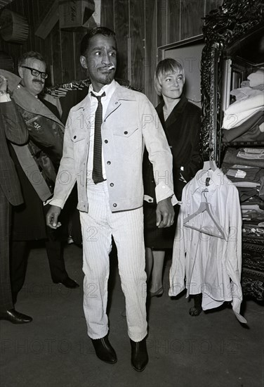 Royal Variety Show Rehearsal. Sammy Davis Jnr. out shopping in Carnaby St. during a break.
14th November 1966.