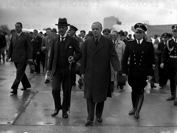 Neville Chamberlain accueilli par Joachim Von Ribbentrop à Munich en 1938