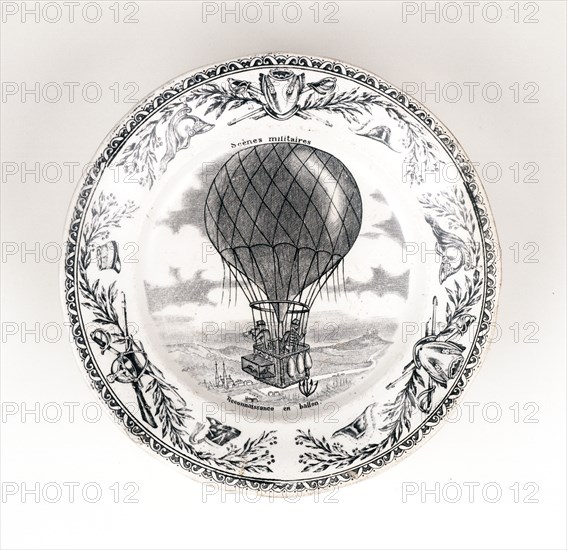 Assiette avec une scène de reconnaissance militaire en ballon