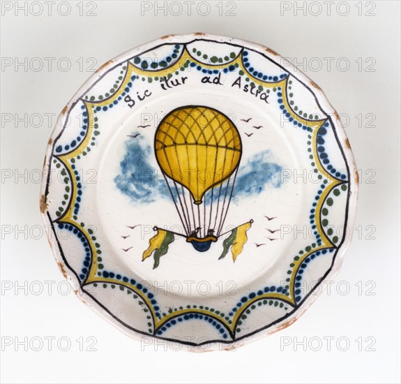 Assiette décorée d'un ballon