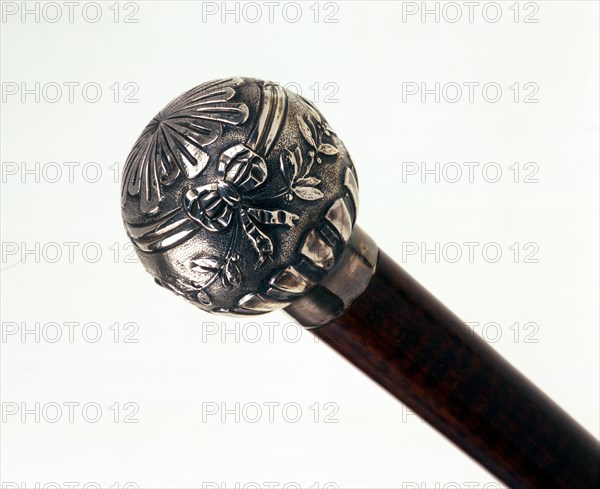 Walking cane with handle in the shape of a hot-air balloon