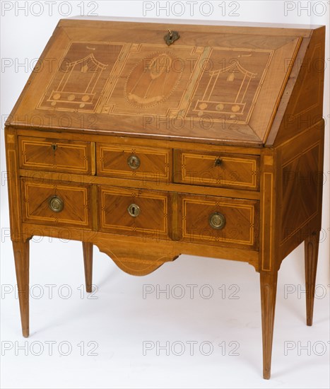 Sloped desk inlaid with hot-air balloon design