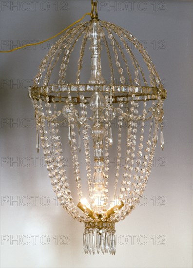 Chandelier in the shape of a hot-air balloon
