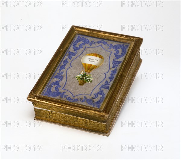 Sugared almond box with hot-air balloon design.