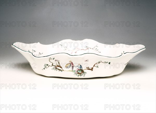 Basin decorated with "aux  Chinois astronomes" design, made by Veuve Perrin