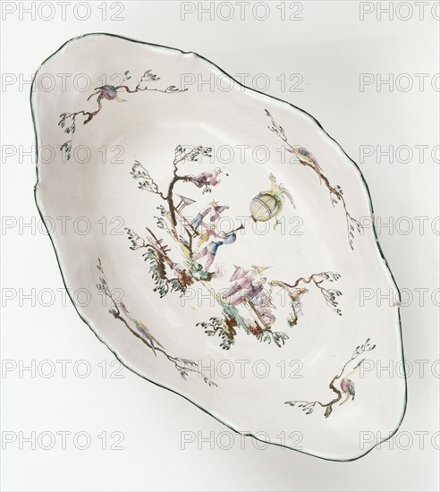 Basin decorated with "aux  Chinois astronomes" design, made by Veuve Perrin