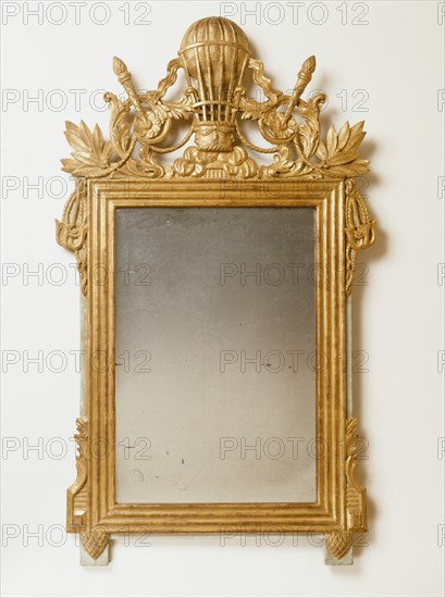 Mirror with hot-air balloon design