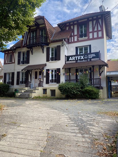 France - Property - Suburbs