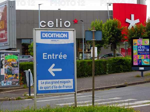 France - Banlieue - Zone commerciale