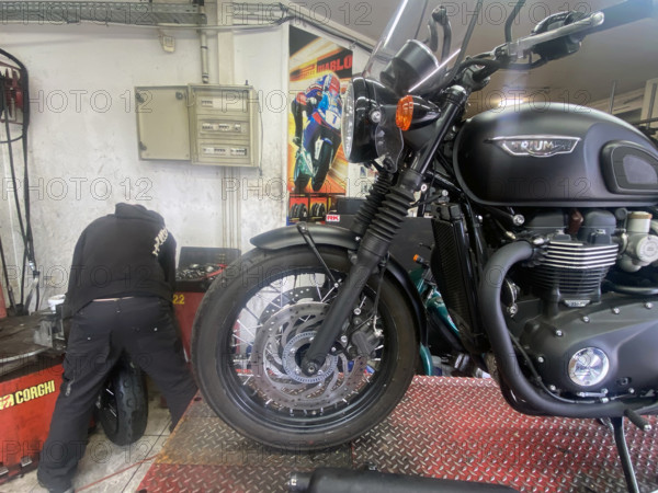 FRANCE-MƒTIERS-ARTISANS