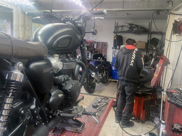 FRANCE-MƒTIERS-ARTISANS