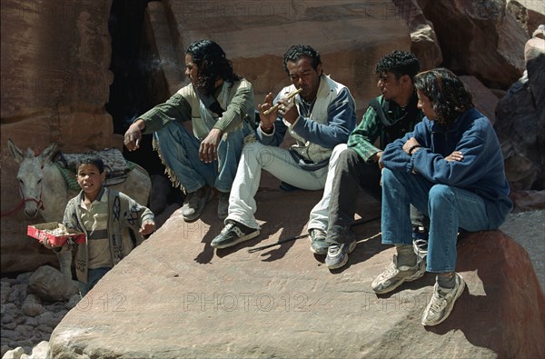 Jeunes jordaniens dans les rues de Petra