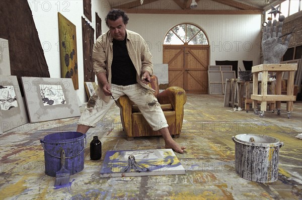 Le peintre Richard Texier dans son atelier, juillet 2002