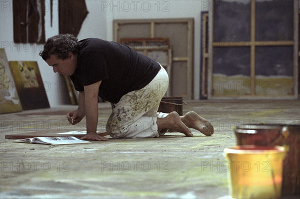 Le peintre Richard Texier dans son atelier, juillet 2002
