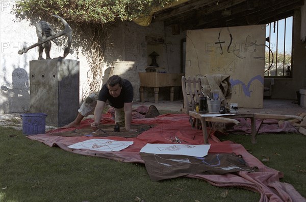 Le peintre Richard Texier chez lui a l'Ile de Ré, juillet 2002