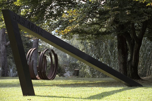 Le sculpteur Bernar Venet, août 2003