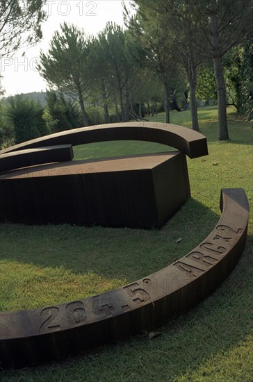 Le sculpteur Bernar Venet, août 2003