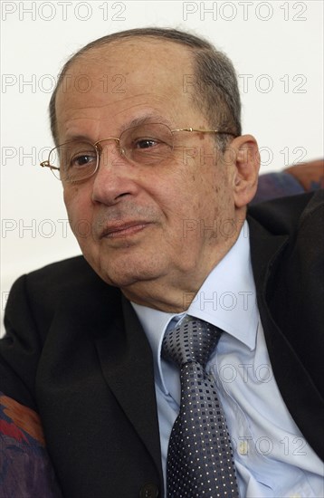 Le général libanais Michel Aoun à Paris, avril 2004