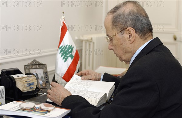 Le général libanais Michel Aoun à Paris, avril 2004