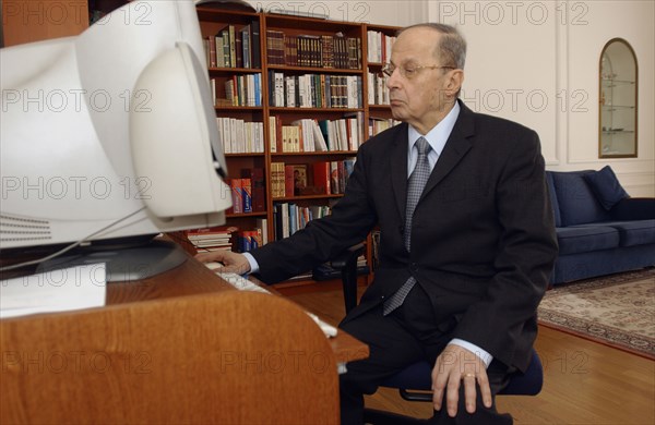 Le général libanais Michel Aoun à Paris, avril 2004