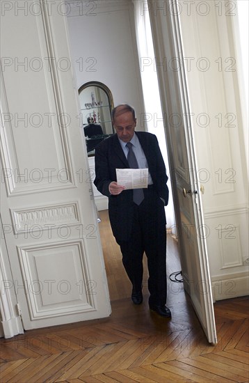 Le général libanais Michel Aoun à Paris, avril 2004