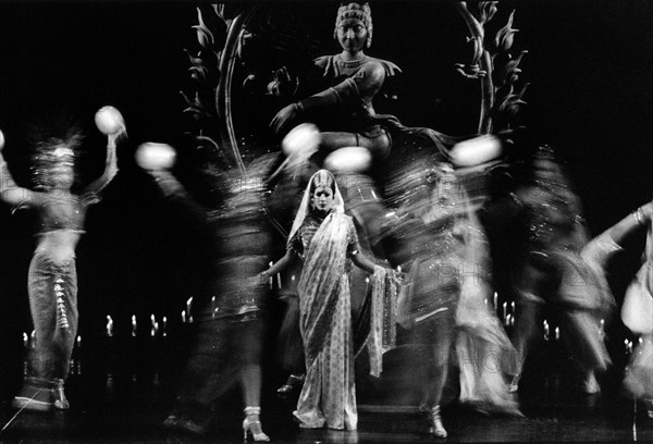 Le Lido de Paris: A one year of Bonheur