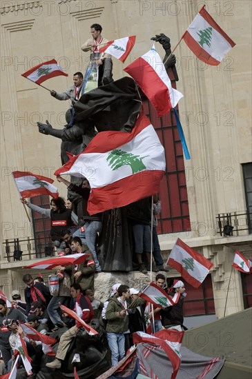 Manifestants libanais célébrant le départ du ministre Karamé, février 2005