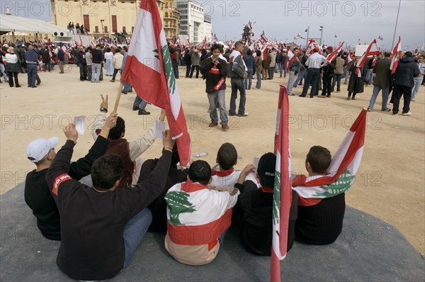 Lebanon celebrates collapse of Karami goverment