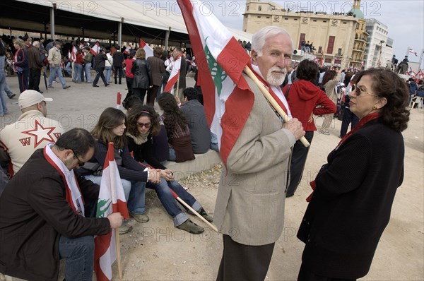 Lebanon celebrates collapse of Karami goverment