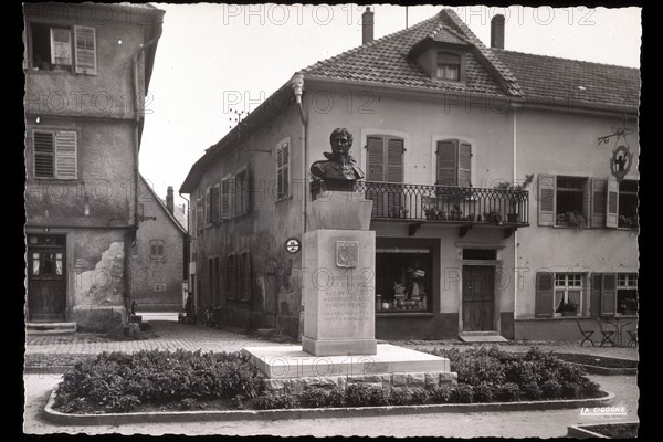 Buste du maréchal Lefebvre sur la place d'un village.