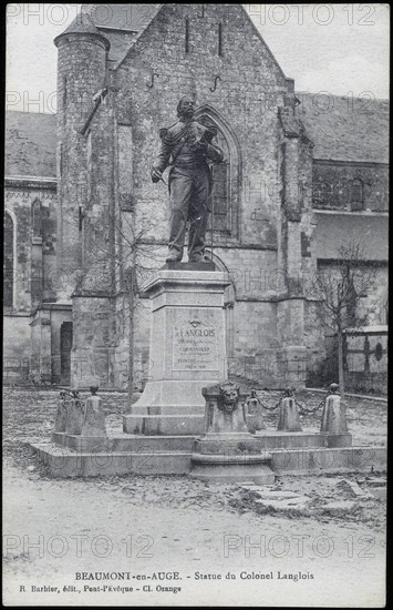 Statue du colonel Langlois à Beaumont-en-Auge.