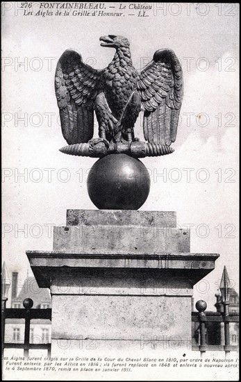 Palais de Fontainebleau : les aigles de la grille d'honneur.