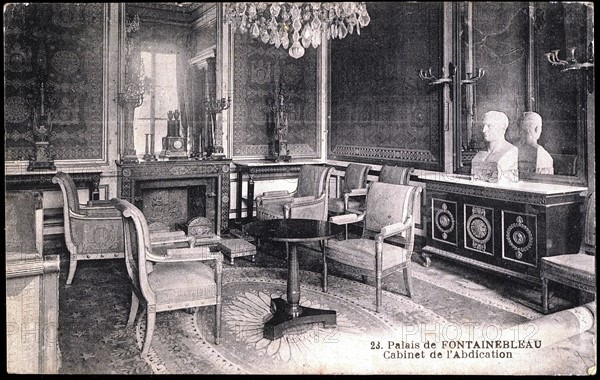 Palais de Fontainebleau : le cabinet de l'abdication de Napoléon 1er.