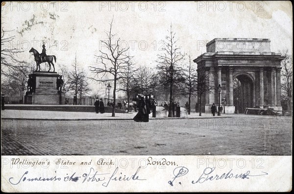 Triumphal arch and the statue of the duke of Wellington in London.