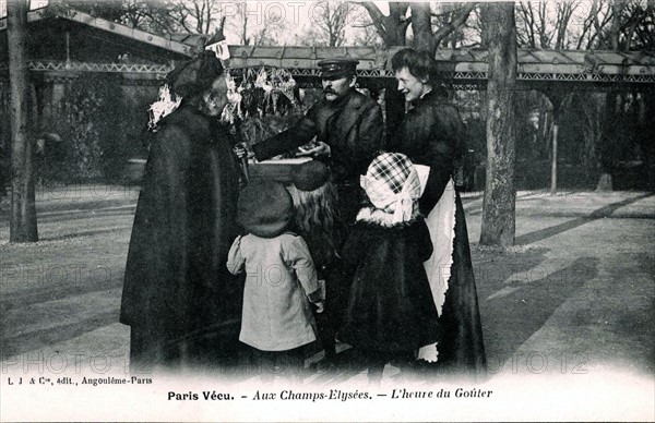 Goûter aux Champs-Elysées, carte postale ancienne