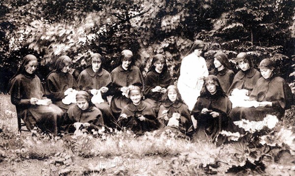 Soeurs Missionnaires, carte postale ancienne