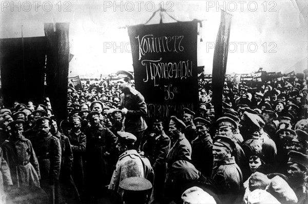 Jeune officier de la garnison de Moscou parlant à ses troupes