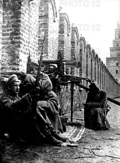 In Moscow, waiting for the attack, soldiers guarding the Kremlin