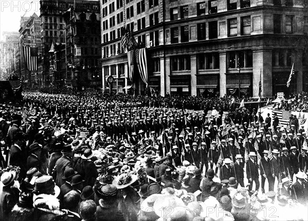 Rubber workers parading in New-York