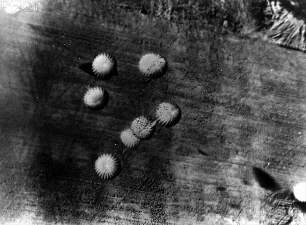 Parachutage de matériel de ravitaillement pour les troupes alliées