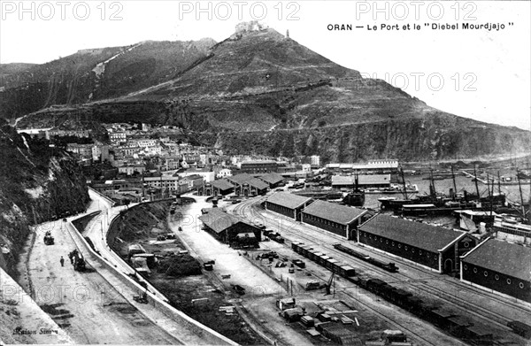 Postcard, Oran , The port and "Djebel Mourdjajo"