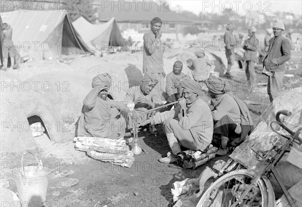 Orléans, camp d'Indiens. Une bonne pipe