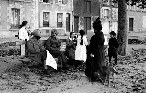 Orléans, camp d'Indiens. La promenade