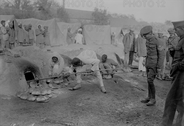 Orléans, camp d'Indiens. L'enfournement du pain