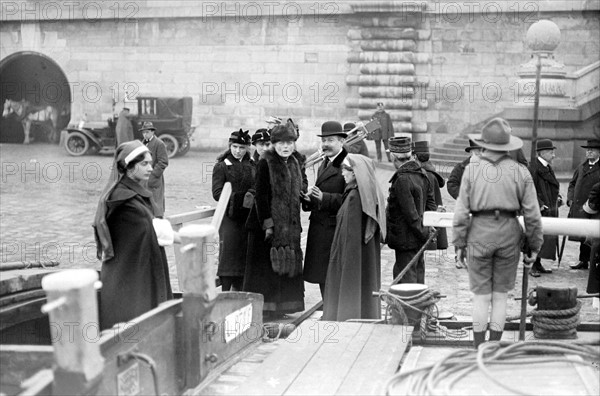 Inauguration d'un train de bateaux-ambulances. Mme Pérouse