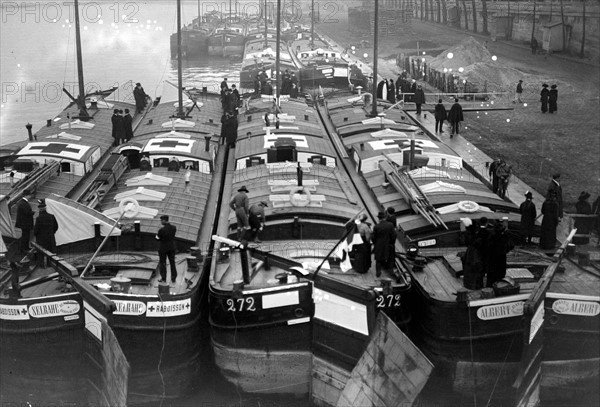 Inauguration of a train of ambulance-boats.  The ambulance barges.