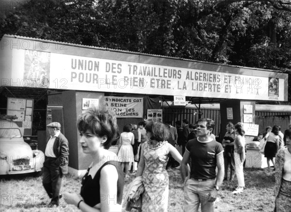 Fête populaire. Stand de l'Union des travailleurs algériens et français pour le bien-être, la liberté et la paix.