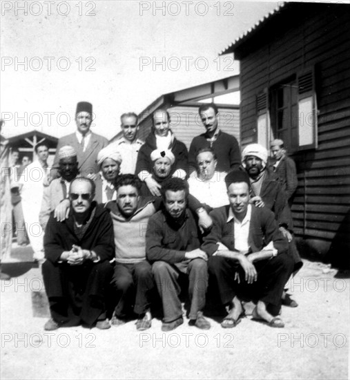 Camp d'internement de Saint-Leu. Groupe de prisonniers.