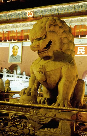 Lion de pierre sur la place Tian'anmen