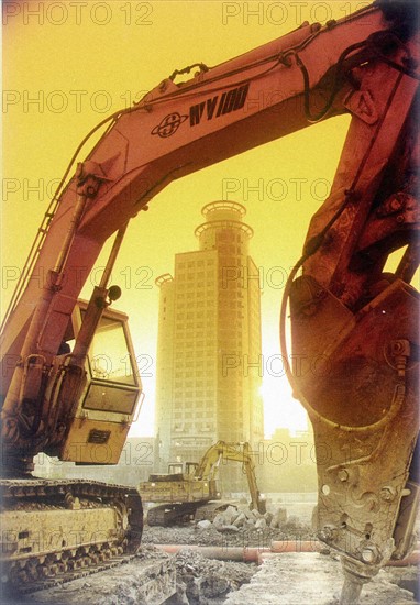 Immeuble et bulldozer, à Kunshan